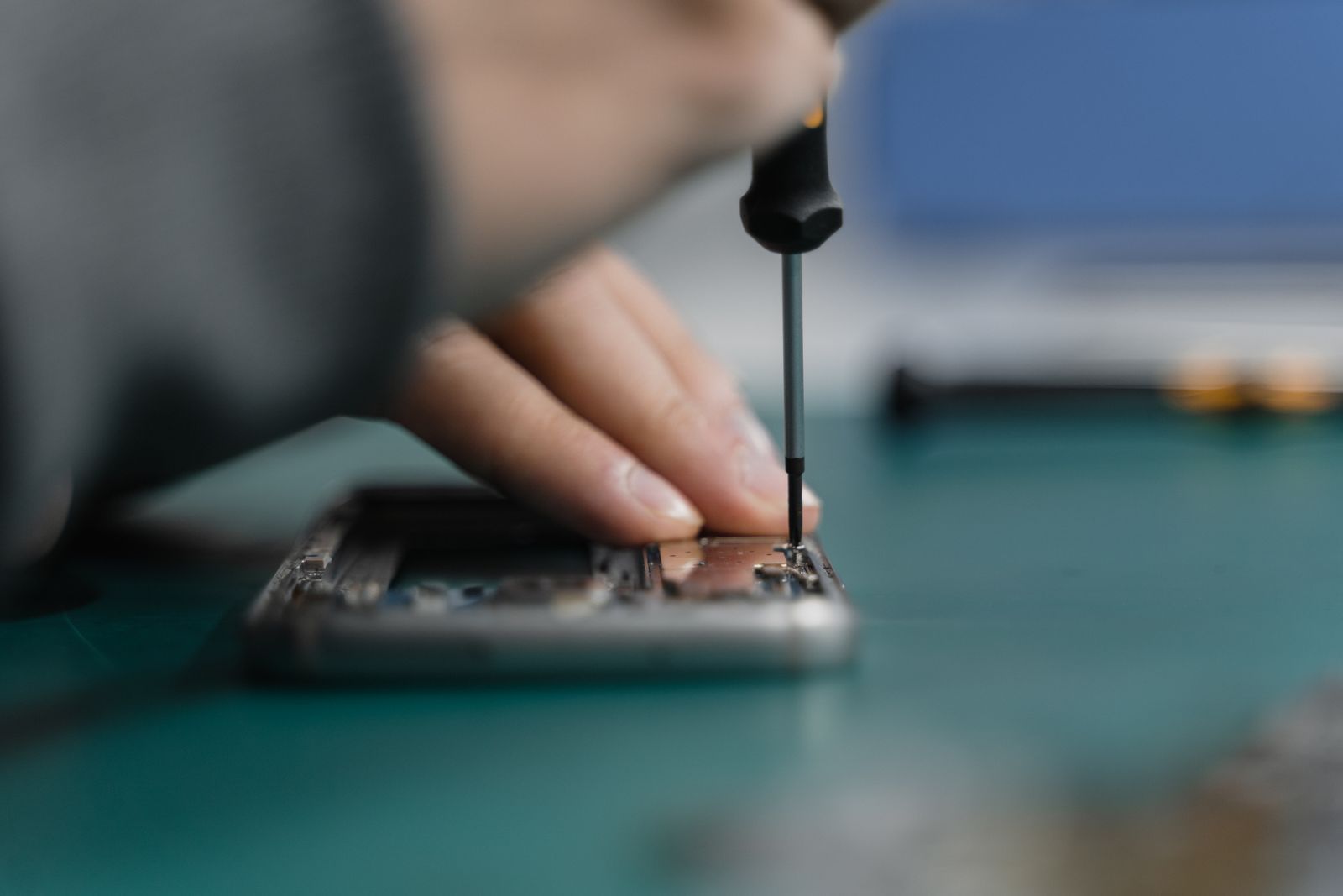 Técnico consertando a placa de um celular