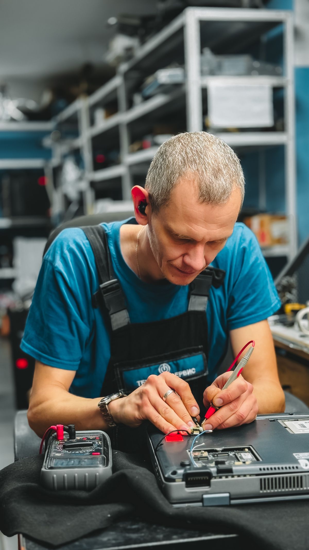 Técnico consertando componentes internos de um notebook